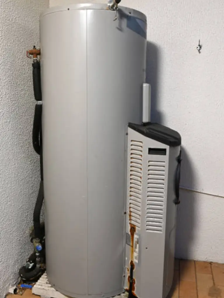 hybrid water heater vs tankless